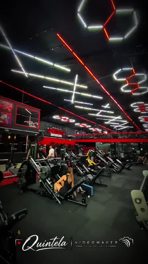 Cena do vídeo real produzido para Conceito, com iluminação e equipamentos de academia